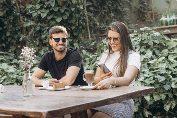 Comment Sublimer Votre Élégance avec un Pantalon en Soie pour une Soirée Raffinée ?